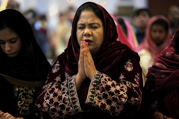 Pakistano krikščionys moterys meldžiasi Šv. Jono katedroje / EPA nuotr.
