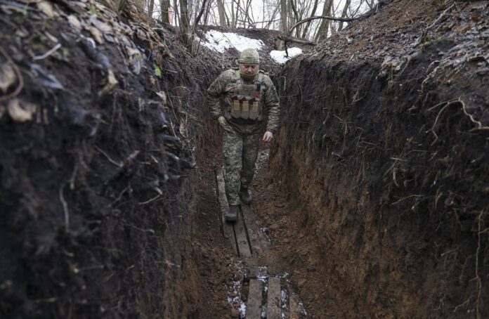 Ukrainos kariškis tikrina padėtį fronto linijoje netoli Zolotės kaimo
