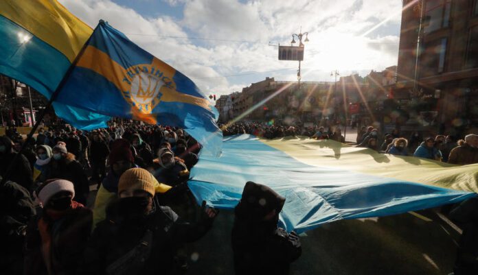 Ukrainiečiai Vienybės eitynėse už Ukrainą Kijevo centre, Ukrainoje / EPA nuotr.