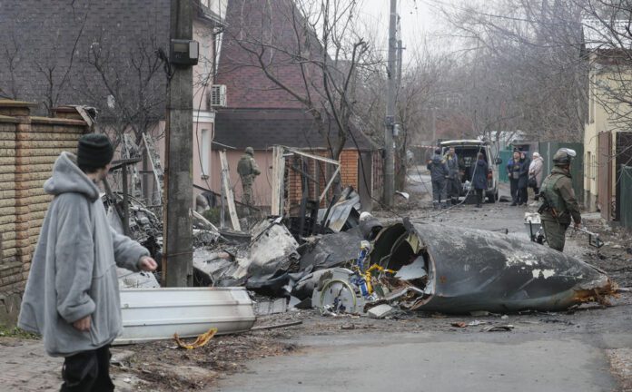 Prie Kijevo sudužusio karinio lėktuvo likučiai / EPA nuotr.
