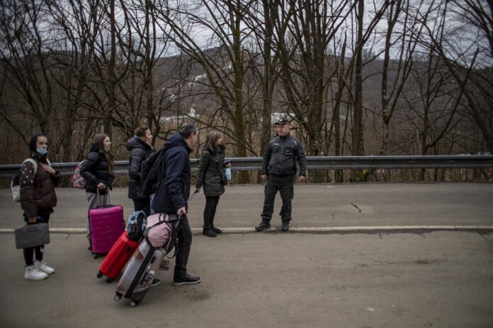 Ukrainos karo pabėgėliai kerta Slovakijos sieną / EPA nuotr.