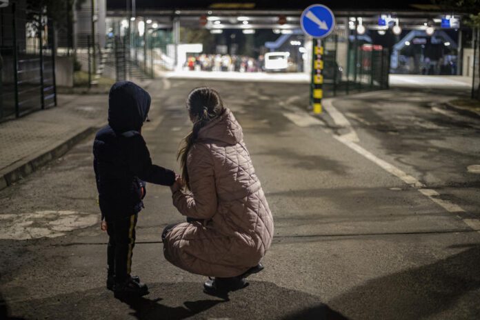 Motina ir vaikas prie Ukrainos ir Slovakijos sienos / EPA nuotr.