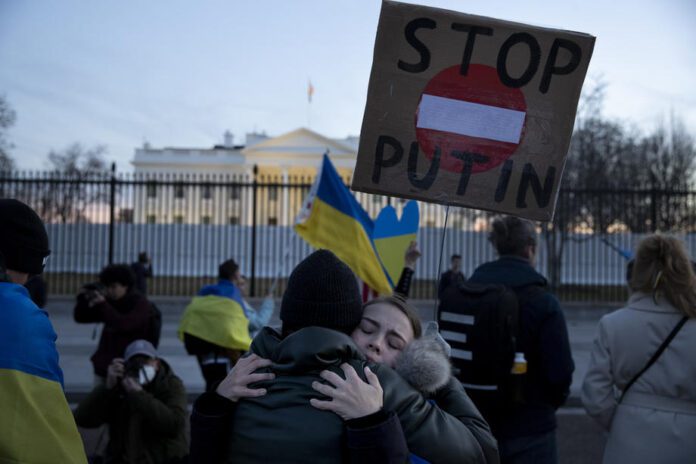 Ukrainą palaikanti demonstracija prie Baltųjų rūmų / EPA nuotr.