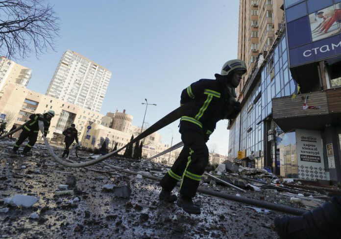 Ukrainos ugniagesiai gesina gaisrą daugiabutyje Kijeve / EPA nuotr.