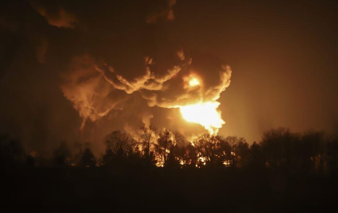 Didelis gaisras naftos saugykloje po Rusijos raketų atakos Vasylkive, netoli Kijevo, Ukrainoje / EPA nuotr.