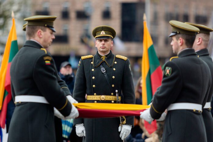 LDK Gedimino štabo bataliono Garbės sargybos kuopos kariai iškelia naują Lietuvos valstybės vėliavą Gedimino pilies bokšte / BNS nuotr.