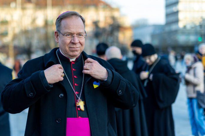 Vilniaus arkivyskupas metropolitas Gintaras Grušas maldos vakaro už Ukrainą metu / BNS nuotr.