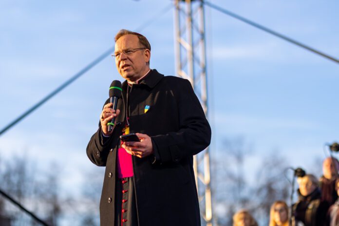 Vilniaus arkivyskupas metropolitas Gintaras Grušas maldos vakaro už Ukrainą metu / BNS nuotr.