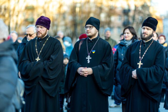 Ortodoksų Bažnyčios kunigas Gintaras Jurgis Sungaila (viduryje) / BNS nuotr.