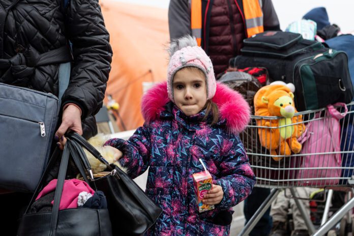 Ukrainos karo pabėgėliai kerta Lenkijos Ukrainos sieną Medykos pasienio punkte / BNS nuotr.