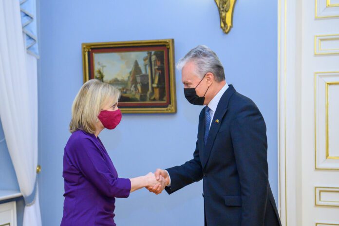 Prezidentas Gitanas Nausėda su Jungtinės Karalystės užsienio reikalų sekretore Elizabeth Truss / LR Prezidentūros / R. Dačkaus nuotr.