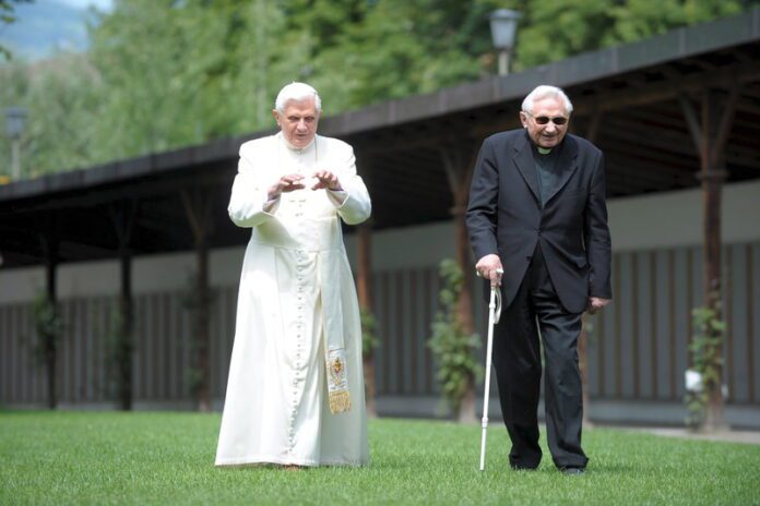 Popiežius emeritas Benediktas XVI (kairėje) su savo broliu / EPA nuotr.
