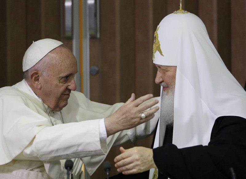 Popiežius Pranciškus su patriarchu Kirilu 2016 m. vasario 12 d. Havanos oro uoste Kuboje