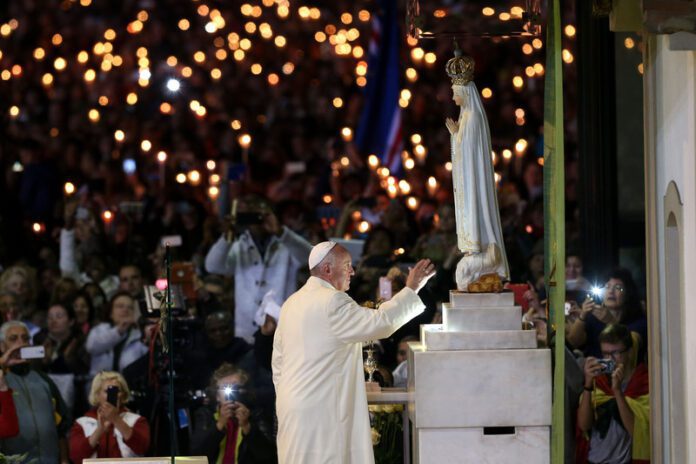 Popiežius Pranciškus meldžiasi Fatimos šventovėje Portugalijoje / EPA nuotr.