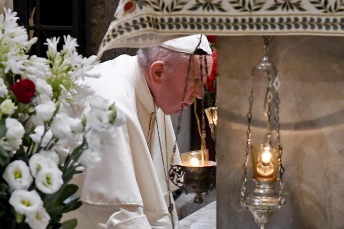 Popiežius Pranciškus meldžiasi prie šv. Mikolajaus kapo Bario bazilikos kriptoje