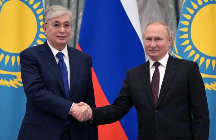 Kazachstano prezidentas Kasymas-Žomartas Tokajevas ir V. Putinas / EPA nuotr.