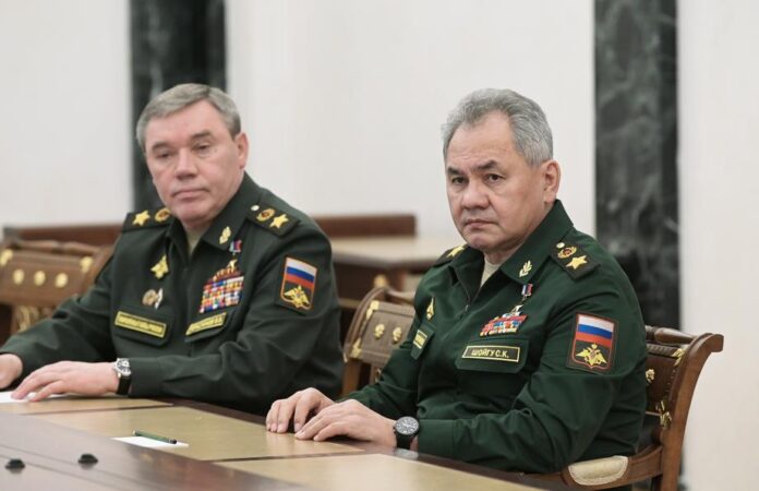 Rusijos generalinio štabo vadas V. Gerasimovas ir gynybos ministras S. Šoigu (dešinėje) / EPA nuotr.