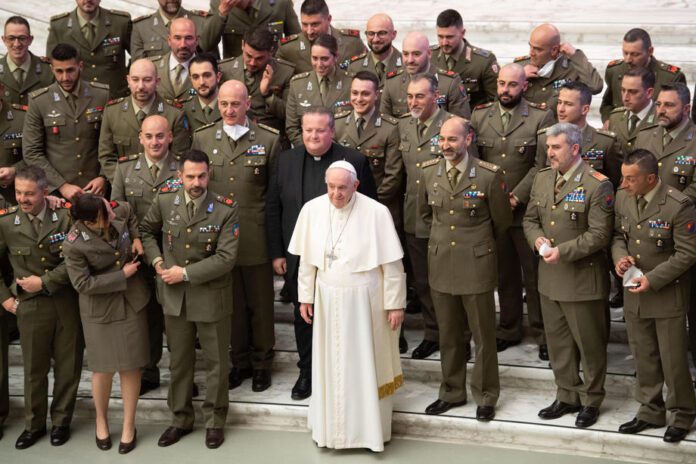 Popiežius Pranciškus pozuoja su Italijos kariuomenės karininkais per Pelenų trečiadienio bendrąją audienciją Paolo VI salėje Vatikane