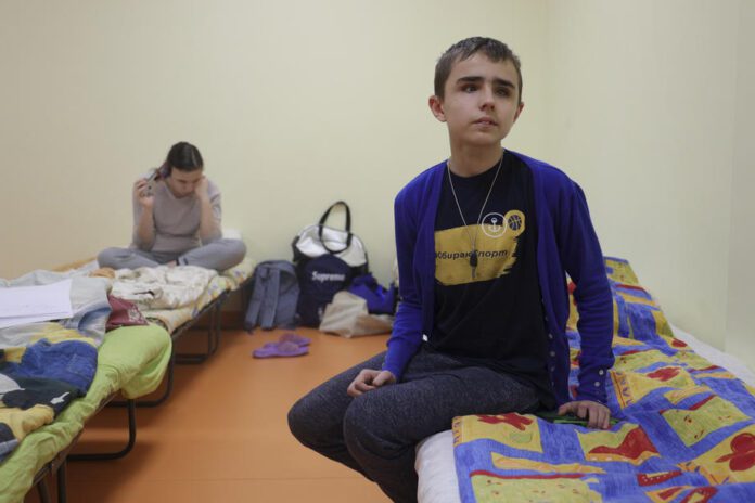 Aklas vaikas iš Mariupolio Volosko pabėgėlių centre / EPA nuotr.