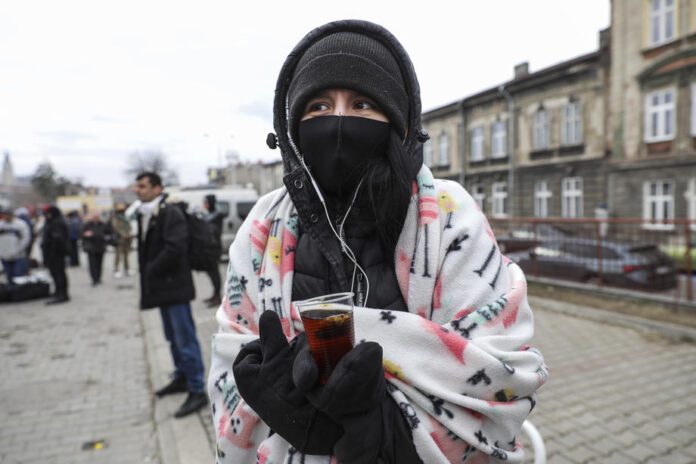 Ukrainietė Ana laukia savo giminaičių atvykstant į Jungtinę Karalystę / EPA nuotr.