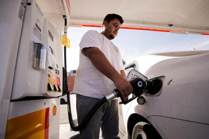 Amerikietis pilasi degalus Kalifornijoje / EPA nuotr.
