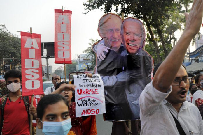Indijos studentų aktyvistų plakatas su Joe Bidenu ir Vladimiru Putinu / EPA nuotr.