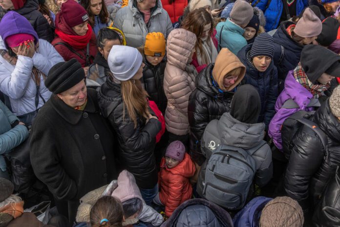 Ukrainiečiai laukia evakuacijos / EPA nuotr.