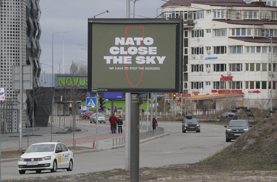 „NATO, uždaryk oro erdvę " švieslentė Kijeve, Ukrainoje / EPA nuotr.