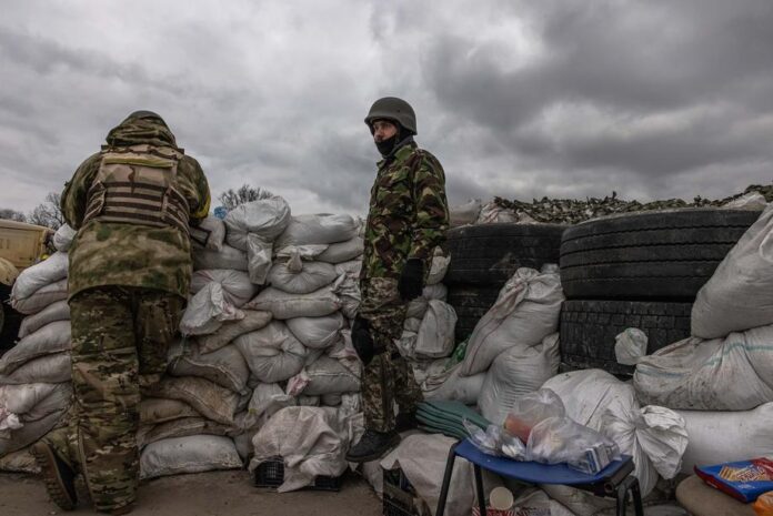 Teritorinės gynybos pajėgų karys budi kontrolės poste rytinėje Kijevo (Kijevo) srities fronto linijoje