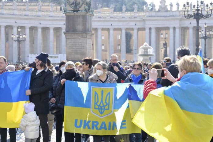 Ukrainą palaikantys maldininkai Šv. Petro aikštėje Vatikane