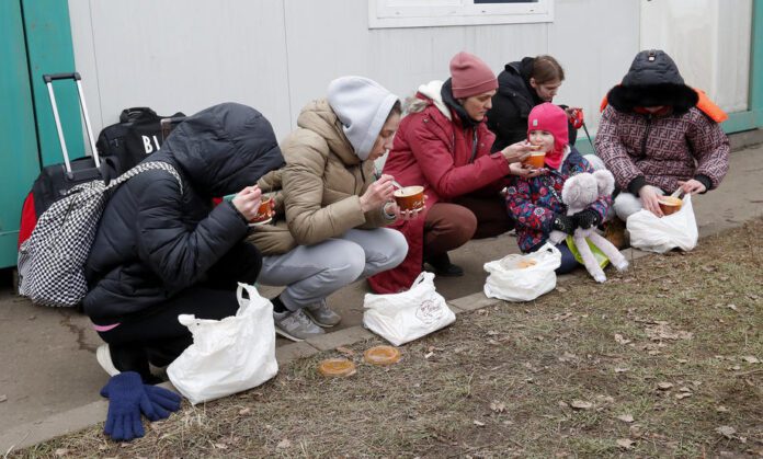 Ukrainiečių šeima prie Rumunijos-Ukrainos sienos / EPA nuotr.