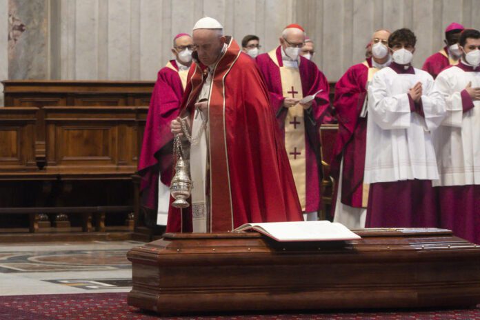 Popiežius Pranciškus per A. Cacciavillano laidotuves / EPA nuotr.