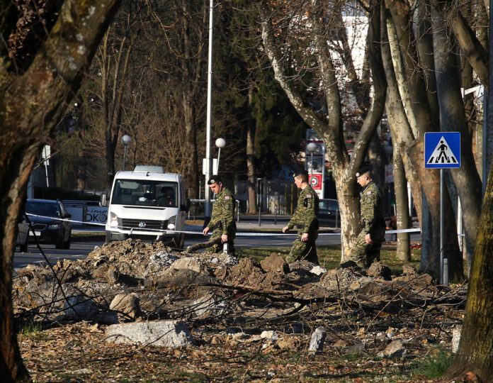 Kroatijos kariai tiria karinio drono sudužimo vietą Zagrebe, Kroatijoje