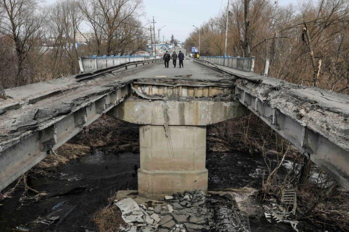 Ukrainoje esančio Malyno miesto pagrindinio tilto liekanos / EPA nuotr.