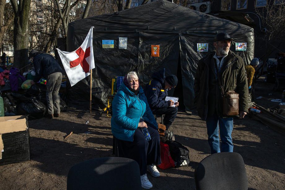 Žmonės laukia evakuacijos iš Irpinės Ukrainoje / EPA nuotr.