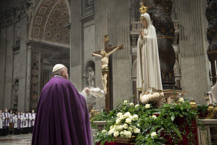 Popiežius Pranciškus per Rusijos ir Ukrainos paaukojimą Nekalčiausiajai Marijos Širdžiai, Vatikanas / EPA nuotr.