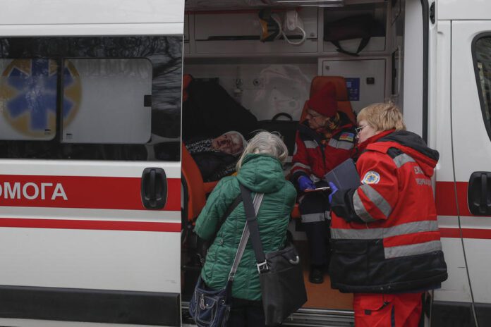 Ukrainos greitosios pagalbos darbuotojai padeda sužeistiems žmonėms / EPA nuotr.