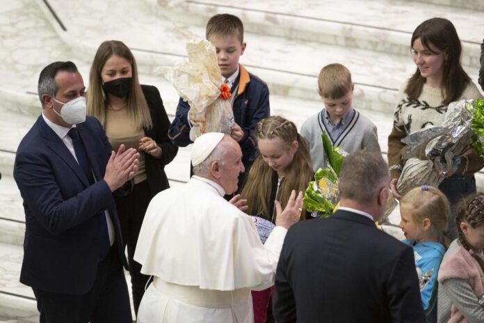 Popiežius Pranciškus aukoja velykinius kiaušinius Ukrainos vaikams savaitinės bendrosios audiencijos Pauliaus VI audiencijų salėje pabaigoje