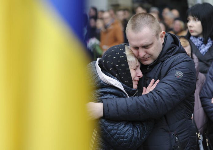 Ukrainiečiai laidotuvių metu Lvive, Ukrainoje / EPA nuotr.