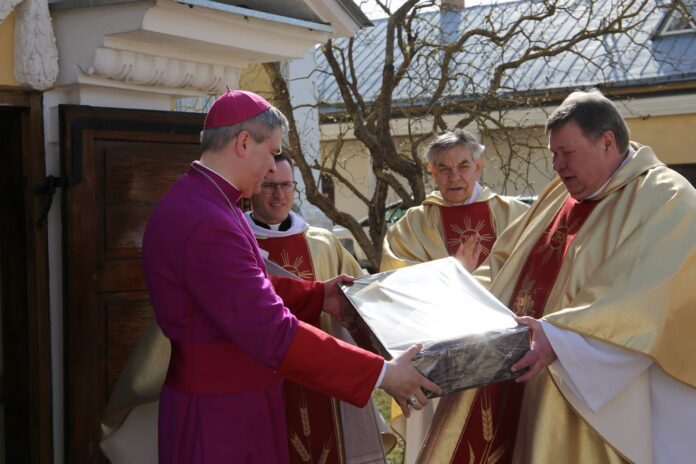 Panevėžio vyskupas Linas Vodopjanovas OFM (kairėje) / Panevėžio vyskupijos nuotr.