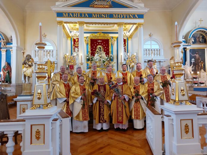 Telšių vyskupijos dekanai su vyskupais J. Ivanausku ir A. Jurevičiumi / Telšių vyskupijos nuotr.