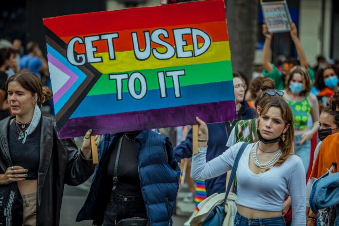LGBTQ+ demonstacija, plakatas su užrašu „Priprask