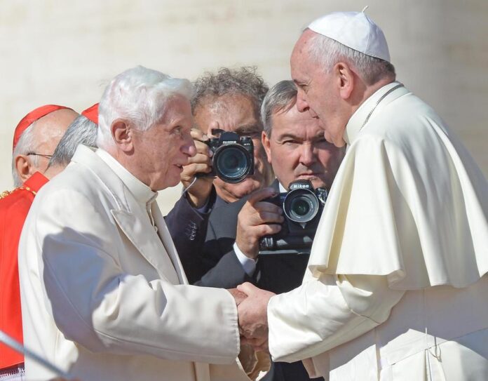Benediktas XVI ir popiežius Pranciškus / EPA nuotr.