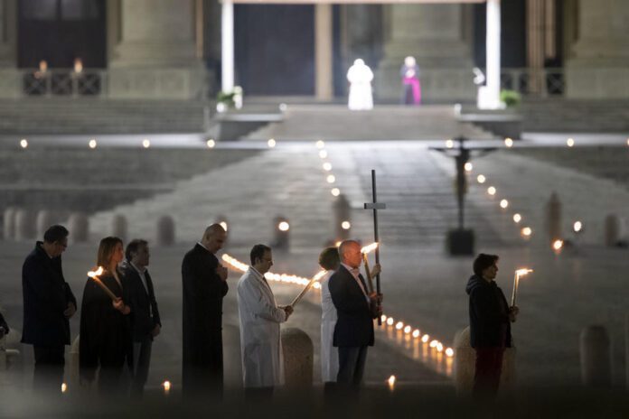 Kryžiaus kelio procesija Vatikane / EPA nuotr.