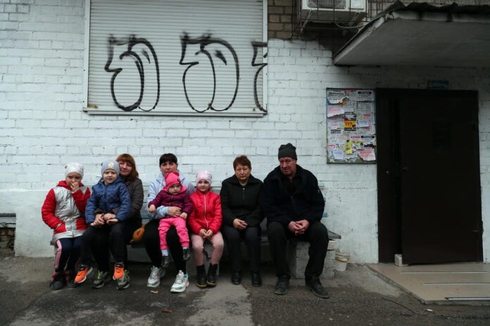 Aleksandras (dešinė) ir Katia (antra iš dešinės), kurie pabėgo iš Mariupolio ir dabar gyvena Dniepre, Ukrainoje / EPA nuotr.