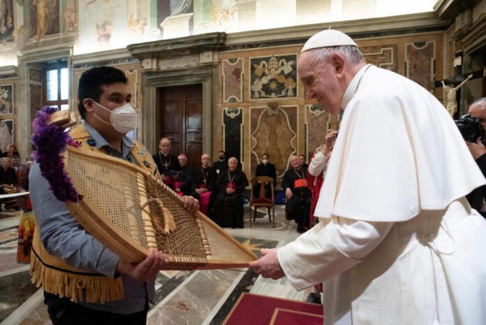 Popiežius Pranciškus priima Kanados čiabuvių delegaciją Vatikane / EPA nuotr.