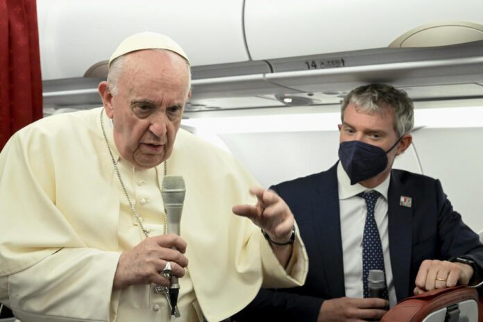 Popiežius Pranciškus kalba lėktuve