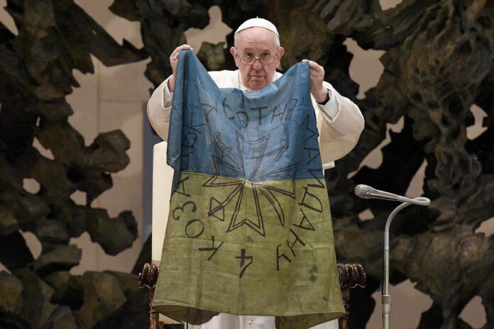 Popiežius rodo jam iš Bučos atvežtą Ukrainos vėliavą