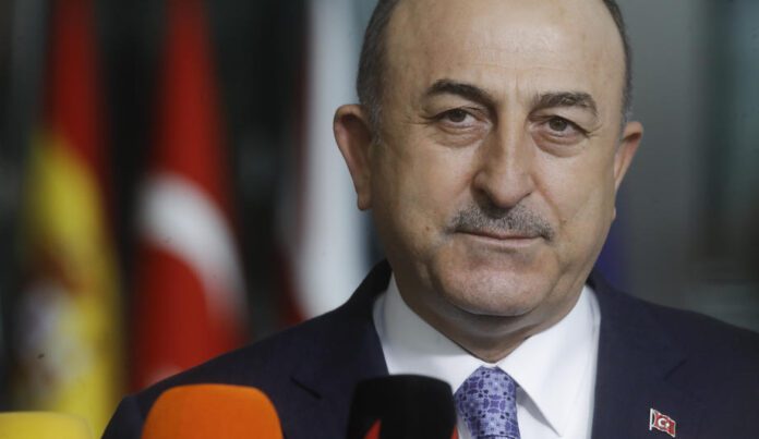 „NATO esama šalių, kurios nori, kad karas tęstųsi“, – duodamas interviu televizijai „CNN Turk“ sakė Turkijos užsienio reikalų ministras Mevlutas Cavusoglu (Mevliutas Čavušohlu).