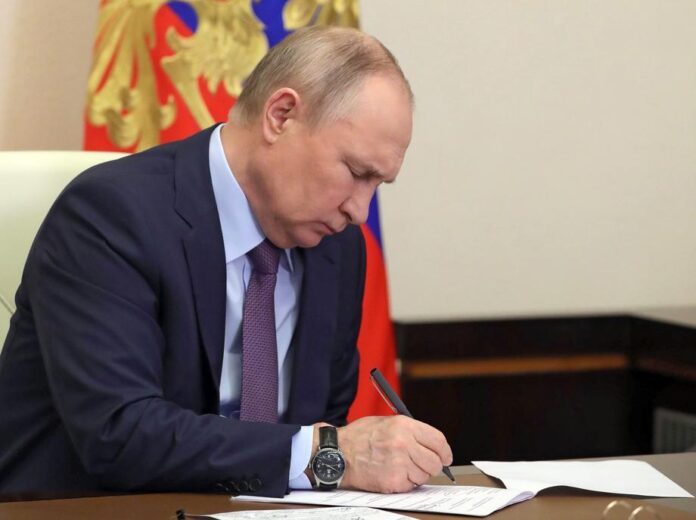 Rusijos prezidentas Vladimiras Putinas pirmininkauja susitikimui dėl padėties naftos ir dujų sektoriuje per vaizdo konferenciją Novo Ogariovo valstybinėje rezidencijoje netoli Maskvos, Rusijoje / EPA nuotr